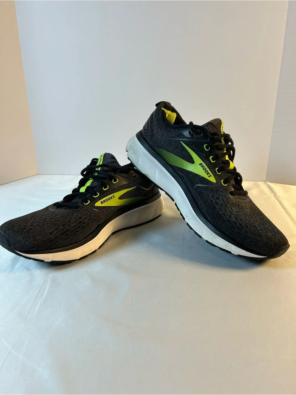 Brooks Transmit 3 Charcoal and Lime Athletic Running Shoes Size 9 No Box